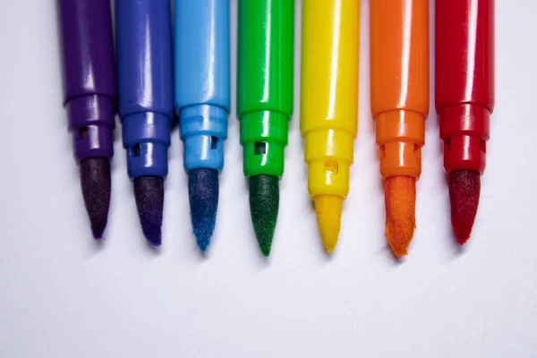 Um monte de marcadores coloridos dispostos em ordem do arco-íris. conceito de artigos de papelaria. espaço de cópia. isolado — Fotografia de Stock