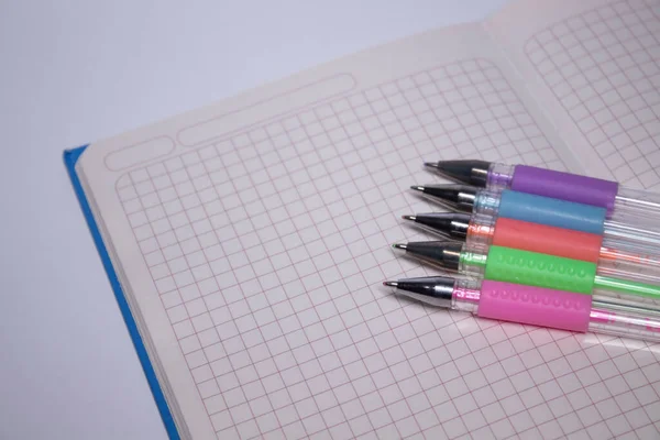 Blauw notitieboekje met een kleurrijke pennen erop. briefpapier concept. kopieer ruimte. geïsoleerd — Stockfoto