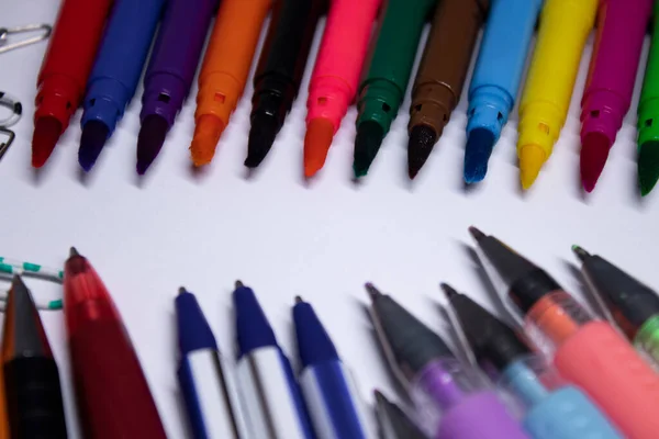 一堆不同的文具。彩色标记、回形针、别针、铅笔、钢笔 — 图库照片