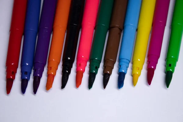 흰색 배경에 다양 한 색의 펠트 펜 이 있다. 문구적 개념. 복사 공간. 고립됨 — 스톡 사진