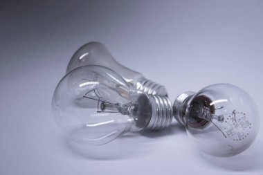 Beyaz arka planda bir ampul. Uzayı kopyala İzole edilmiş