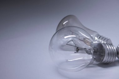 Beyaz arka planda bir ampul. Uzayı kopyala İzole edilmiş