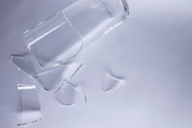 Kırık bir cam parçasının beyaz arka planda kırık bir cam parçası. İzole edilmiş. Boşluğu kopyala