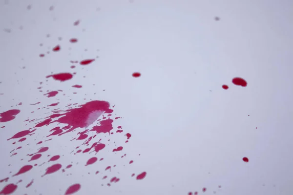赤い液体の滴-血-白い紙の上に。スペースのコピー — ストック写真