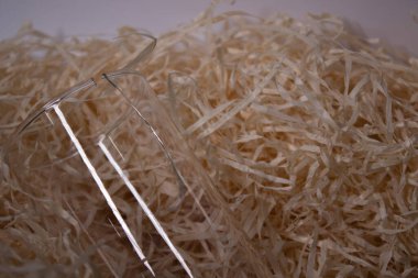 Kırık bir cam samanlıkta yatıyor. Boşluğu kopyala