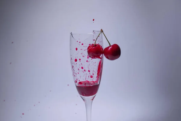 赤液の滴-血-白い背景に桜と壊れたシャンパングラスで。隔離。 — ストック写真