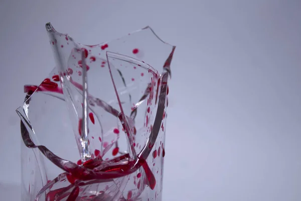 白い背景に壊れたガラスの破片に赤い液体-血の滴。隔離されてる。コピースペース。痛みの概念 — ストック写真