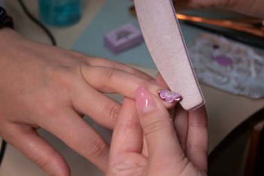 Manikür yapma süreci. Güzellik konsepti Jel cilası, cila..