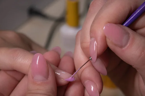 El proceso de hacer manicura. Primer plano de las manos de manicurista profesional, aplicando esmalte de uñas. Concepto de limpieza de manicura y uñas. concepto de belleza. Esmalte de gel, goma laca . — Foto de Stock