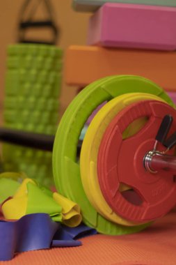 Çeşitli parlak spor ekipmanlarının bileşimini ayarla. Dambıl, bant, top, halı, halter, halter. Spor konsepti.