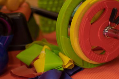 çeşitli parlak spor ekipmanları. Kettlebell, fitness bantları, küpler, halterler, halterler, platformlar. Spor konsepti.