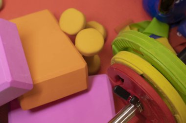 çeşitli parlak spor ekipmanları. Kettlebell, fitness bandı, küp, halı, halter, halter. Spor konsepti.