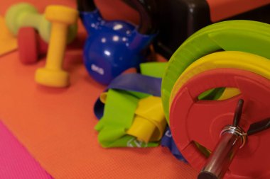 çeşitli parlak spor ekipmanları. Kettlebell, fitness bandı, küp, halı, halter, halter. Spor konsepti.