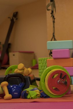 çeşitli parlak spor ekipmanları. Kettlebell, fitness bandı, küp, halı, halter, halter. Spor konsepti.