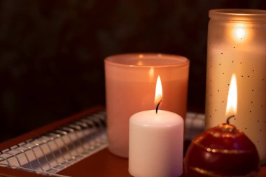 El yapımı metal bir tepside pembe ve kırmızı mumlar. ev içi ve dekorasyonu