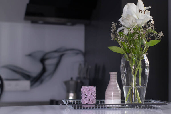 комплект домашнего убранства - свечи, вазы и цветов - на ручной работы черный металлический поднос на кухне. главная концепция интерьера
