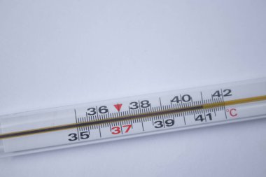 Beyaz arka planda cıva termometresi. Tıp ve hastalık konsepti. İzole edilmiş