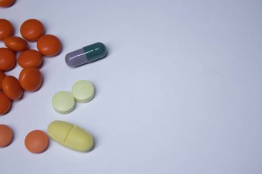 Beyaz arka planda bir yığın hap. Tıp ve hastalık konsepti. İzole edilmiş