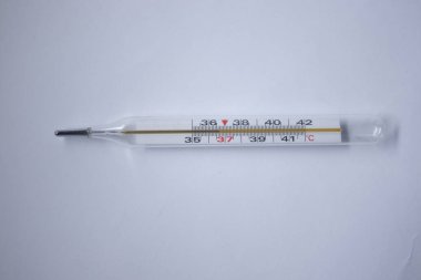 Beyaz arka planda cıva termometresi. Tıp ve hastalık konsepti. İzole edilmiş