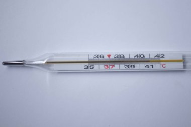 Beyaz arka planda cıva termometresi. Tıp ve hastalık konsepti. İzole edilmiş