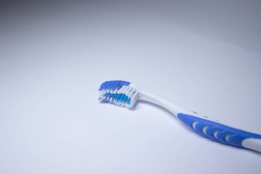 Beyaz arka planda mavi diş fırçası. sağlıklı ve temiz diş kavramı, dişçilik