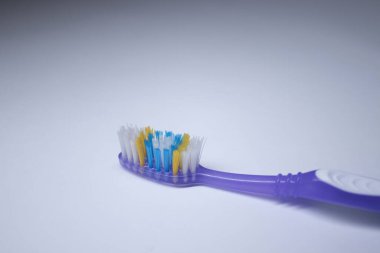 Beyaz arka planda mor diş fırçası. sağlıklı ve temiz diş kavramı, dişçilik