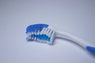 Beyaz arka planda mavi diş fırçası. sağlıklı ve temiz diş kavramı, dişçilik