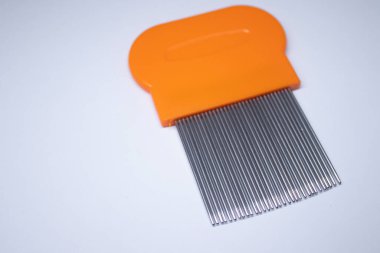 Bitleri temizlemek için tarak tarağı. Beyaz arka plan. izole
