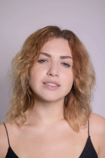 Retrato emocional de uma linda loira encaracolada ruiva em camiseta preta — Fotografia de Stock