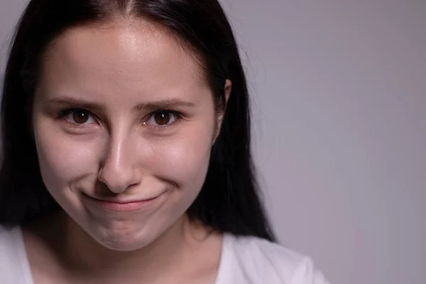 Retrato interno de bela morena com pele limpa, maquiagem natural. conceito cosmético. sobre fundo cinzento — Fotografia de Stock