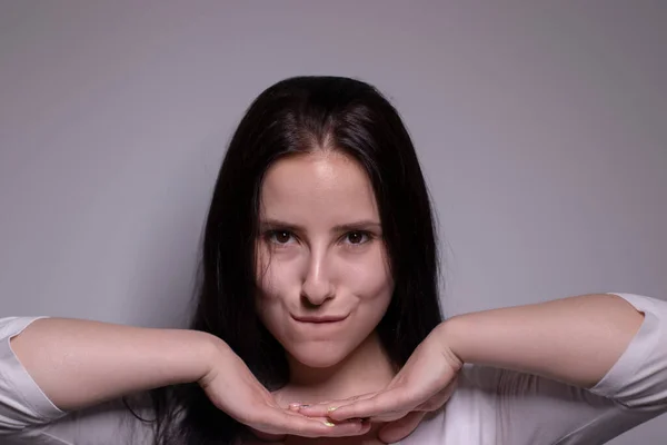 Retrato interno de bela morena com pele limpa, maquiagem natural. conceito cosmético. sobre fundo cinzento — Fotografia de Stock