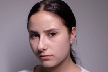  Üzgün ve depresif bir genç kadının portresi. gri arka planda. gergin ve üzgün insanlar konsepti