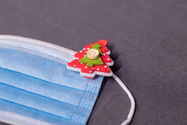 Máscara médica azul con pinzas de tela en forma de árbol de Navidad. años nuevos foto plana médica — Foto de Stock