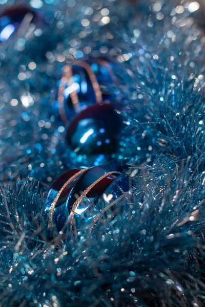 Azul nuevo año decoraciones en oropel azul para el árbol de Navidad — Foto de Stock