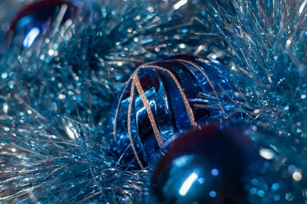 Azul nuevo año decoraciones en oropel azul para el árbol de Navidad — Foto de Stock