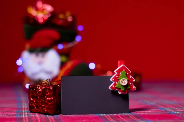 Jul dekoration på röd bakgrund: leksak gåvor och kottar tall och strumpa med jultomten. 2021 nytt år tema. mall för vykort — Stockfoto