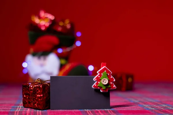 Jul dekoration på röd bakgrund: leksak gåvor och kottar tall och strumpa med jultomten. 2021 nytt år tema. mall för vykort — Stockfoto