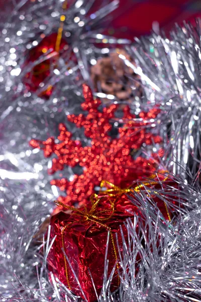 Decorações de anos novos - presentes vermelhos, cones e flocos de neve em ouropel de prata para árvore de Natal — Fotografia de Stock