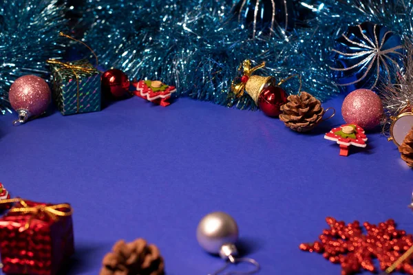 Navidad foto plana sobre fondo azul. diferentes decoraciones de año nuevo: conos, árboles de Navidad, regalos, copos de nieve, juguetes. Espacio de copia — Foto de Stock