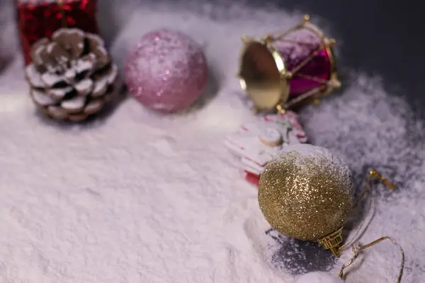Πρωτοχρονιάτικα στολίδια στο χιόνι. Χριστουγεννιάτικα δέντρα, μπάλες, νιφάδες χιονιού, δώρα, κώνους. Χριστουγεννιάτικη διάθεση. Τυφλή φωτογραφία — Φωτογραφία Αρχείου