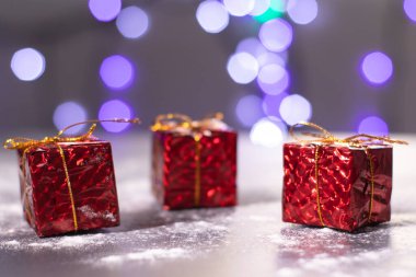 Karda Noel süslemeleri. Hediye. Noel havası