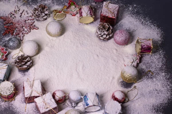 Decorazioni di Capodanno sulla neve. Alberi di Natale, palle, fiocchi di neve, regali, coni. L'umore natalizio. Foto flatly — Foto Stock