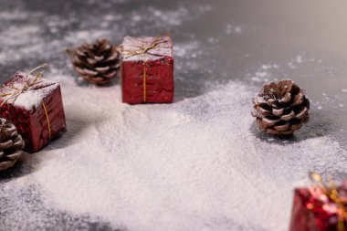 Karda Noel süsleri, hediyeler ve koniler. Noel havası