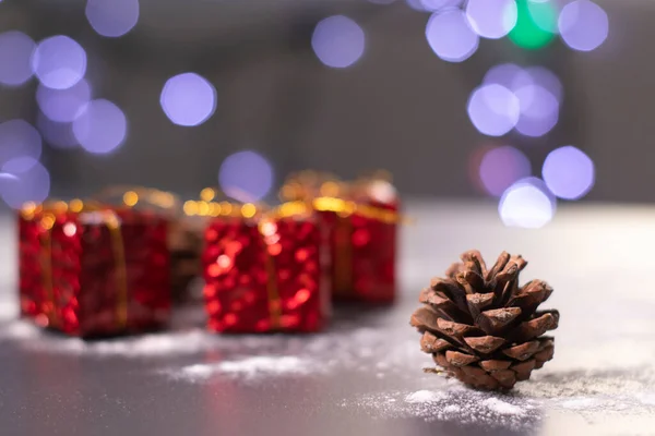 Kerstversiering in de sneeuw - geschenken en kegels. Kerststemming — Stockfoto