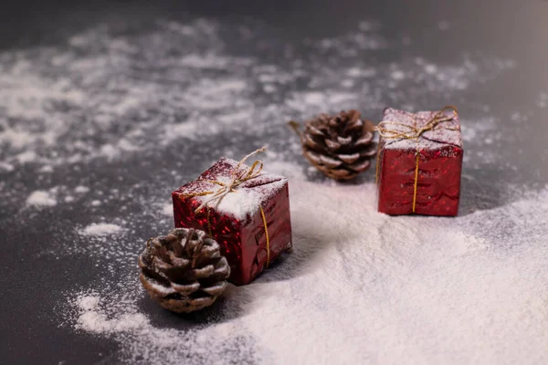 Decorazioni natalizie sulla neve - regali e coni. L'umore di Natale — Foto Stock