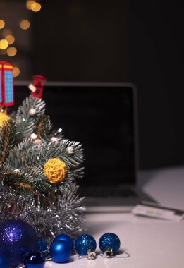 Yeni yıl dekorasyonlarına yakın siyah ekranlı ve kredi kartlı bir laptop. Noel alışveriş teması. şablon