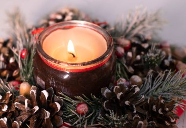  Yeni yıl oyuncakları ve içinde bir mum olan ağaç dalından yapılmış Noel dekoru.