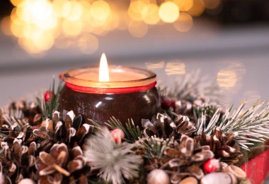  Yeni yıl oyuncakları ve içinde mum olan ağaç dalından yapılmış Noel süsü.