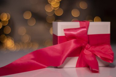 Altın kaplamalı pembe kurdeleli beyaz hediye kutusu