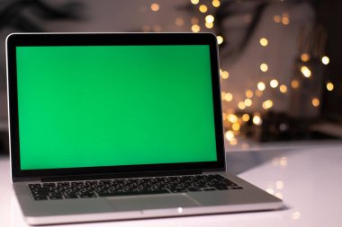 Yeşil ekranlı dizüstü bilgisayar - Yeni yıl dekorasyonları yakınında kromakey. Noel teması. şablon